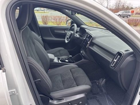 Certified 2025 Volvo XC40 B5 Plus AWD/4WD image 14