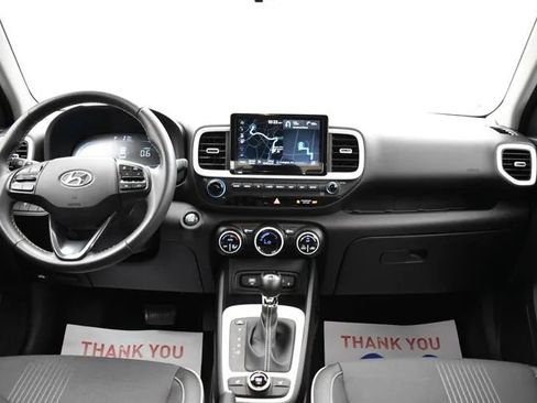 Used 2025 Hyundai Venue Limited FWD image 19