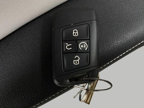 Used 2025 Volkswagen Taos SE image 29