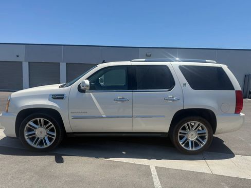 Used 2015 Cadillac Escalade Luxury RWD image 3