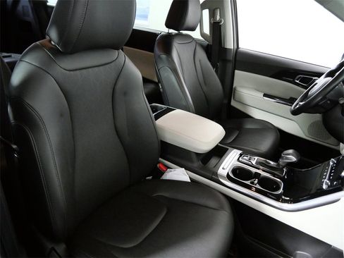 Used 2024 Kia Carnival EX image 12