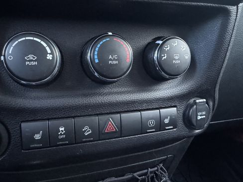 Used 2015 Jeep Wrangler Unlimited Rubicon w/ Connectivity Group image 27