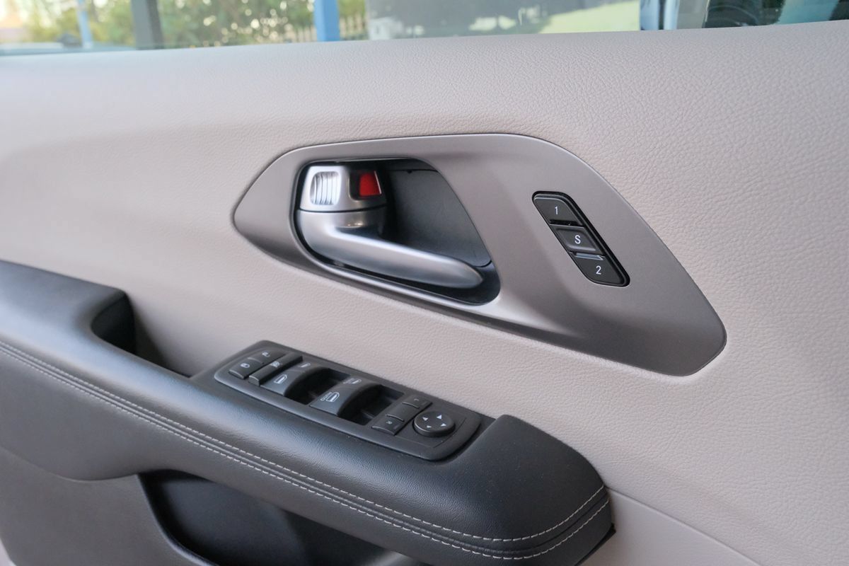 Used 2024 Chrysler Pacifica Touring-L FWD image 11