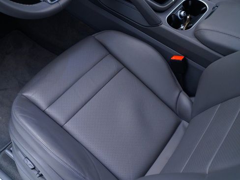 Used 2022 Porsche Cayenne image 16