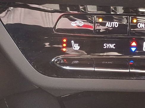 Used 2023 Buick Envision Essence image 23