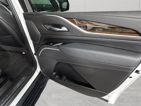 Used 2023 Cadillac Escalade ESV Luxury image 35