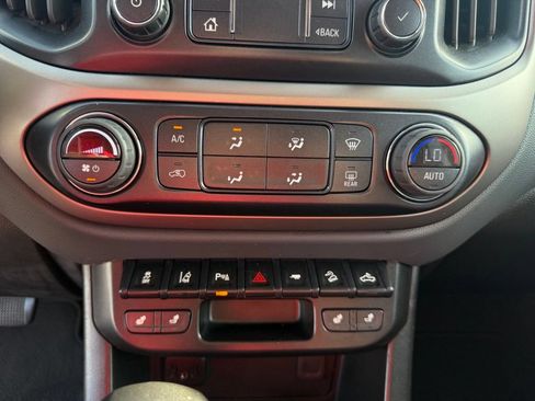 Used 2022 Chevrolet Colorado Z71 w/ Safety Package AWD/4WD image 35