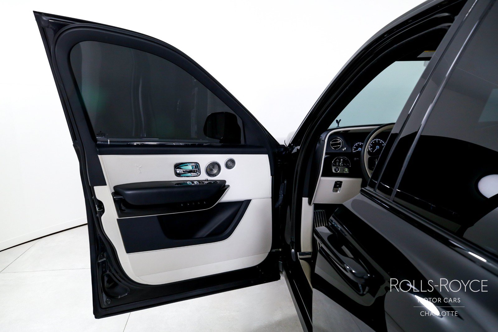Used 2023 Rolls-Royce Cullinan w/ Cullinan Package AWD/4WD image 10