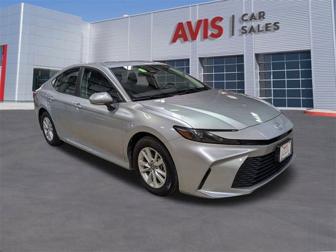 Used 2025 Toyota Camry LE image 3