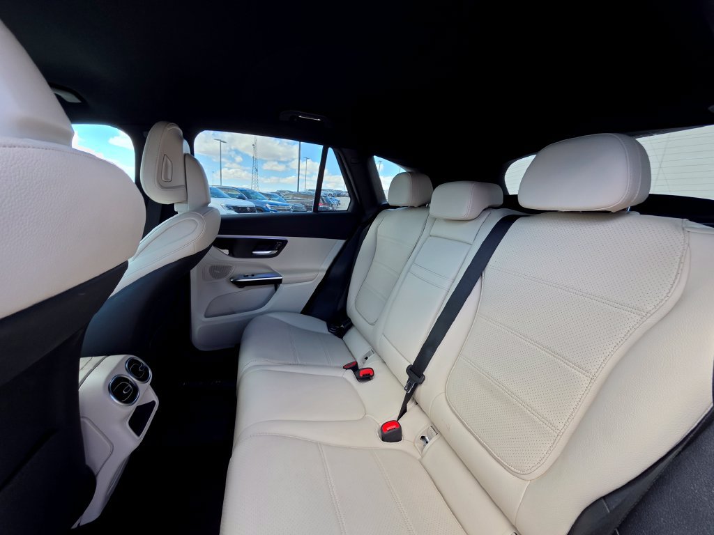 Used 2025 Mercedes-Benz GLC 300 image 19