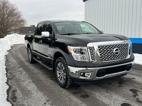 Used 2019 Nissan Titan SL image 3