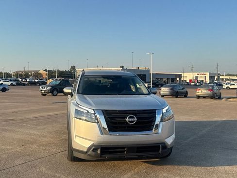 Certified 2025 Nissan Pathfinder SV FWD image 4