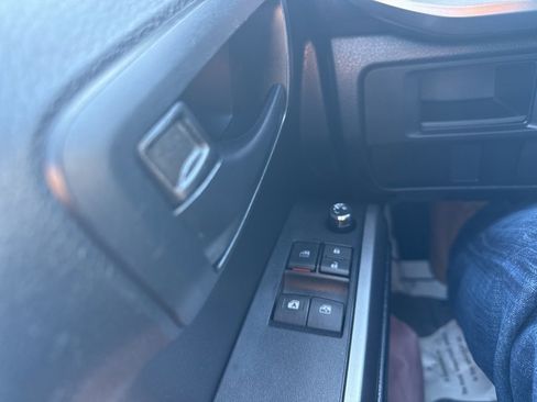 Used 2017 Toyota Tacoma SR5 w/ SR5 Appearance Package (SM) image 23