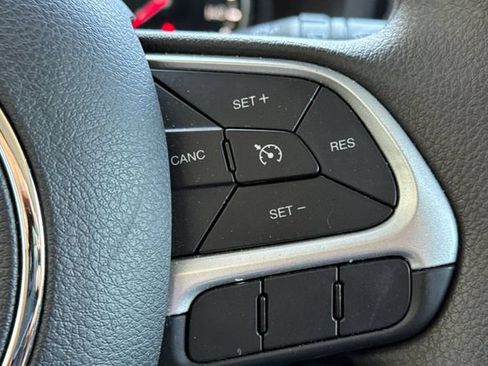 Used 2023 Jeep Renegade Latitude AWD/4WD image 39
