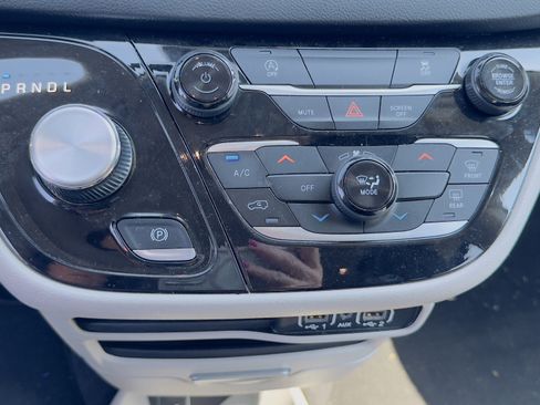 Used 2023 Chrysler Voyager LX image 22