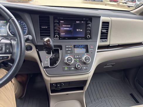 Used 2020 Toyota Sienna XLE image 18