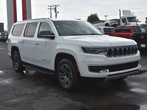 Used 2024 Jeep Wagoneer L Series II w/ Flexible Seating Group RWD image 3