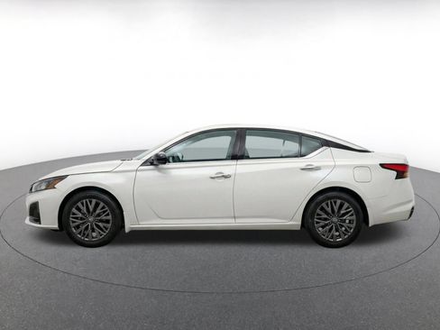 Used 2025 Nissan Altima 2.5 SV FWD image 4