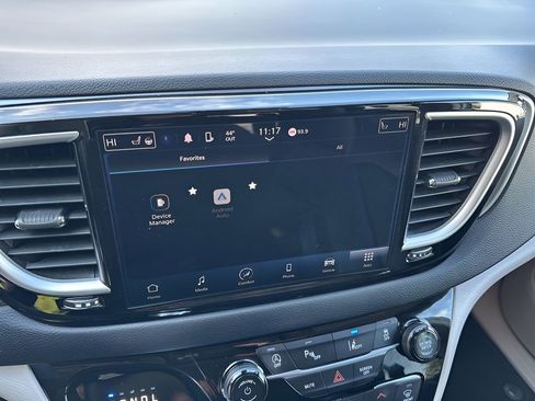 Used 2024 Chrysler Pacifica Touring-L image 15