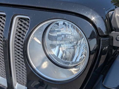 Used 2018 Jeep Wrangler Unlimited Sahara AWD/4WD image 2