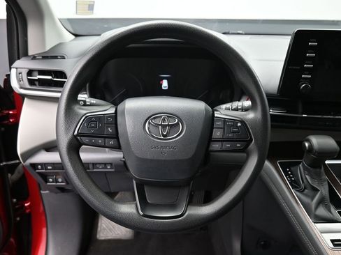 Certified 2022 Toyota Sienna LE FWD image 15