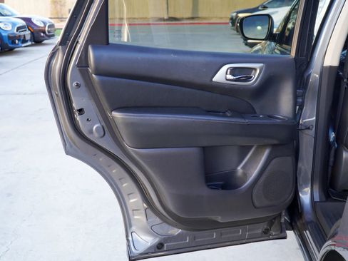 Used 2019 Nissan Pathfinder SL image 19