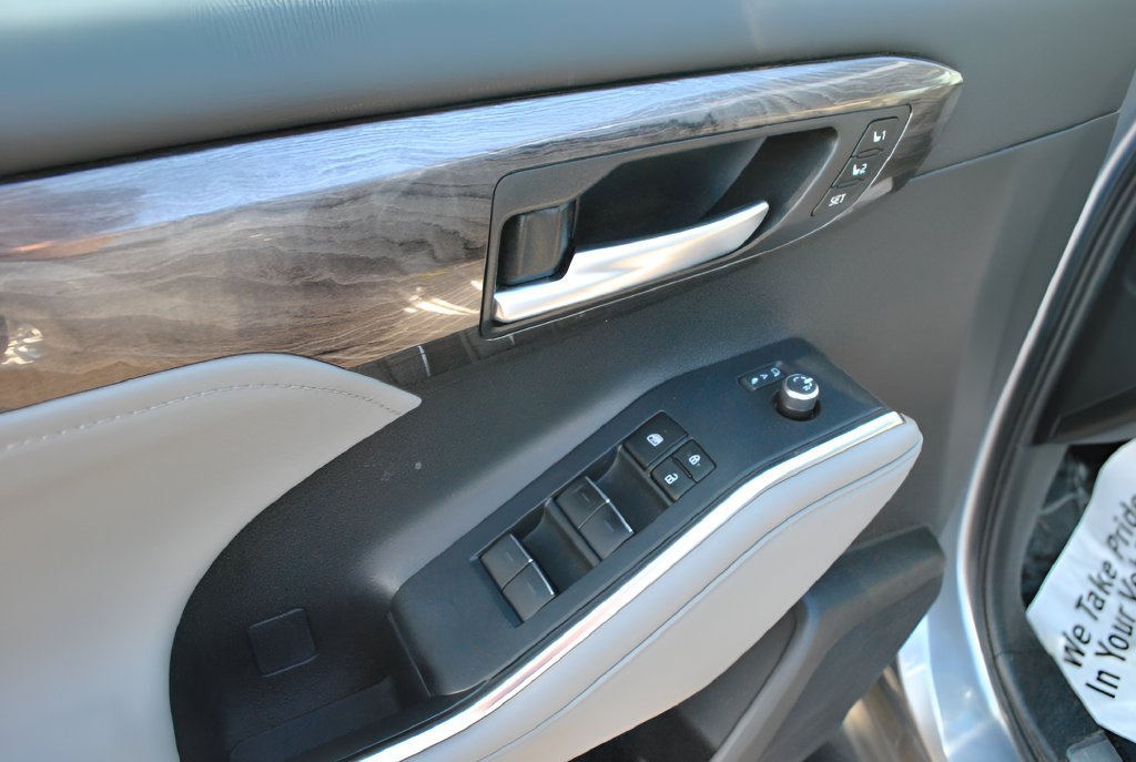 Used 2023 Toyota Highlander Limited AWD/4WD image 15