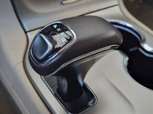 Used 2014 Jeep Grand Cherokee Overland w/ Advanced Technology Group AWD/4WD image 17