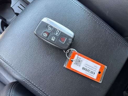 Used 2017 Land Rover Discovery Sport SE AWD/4WD image 29