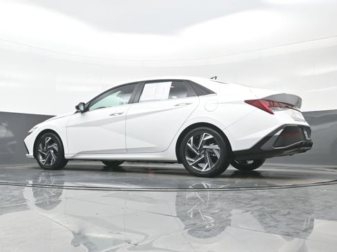 Certified 2025 Hyundai Elantra Limited image 29