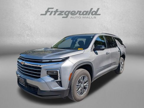 Used 2024 Chevrolet Traverse LT FWD image 3