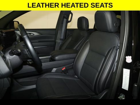 Used 2025 Chevrolet Traverse LT image 3