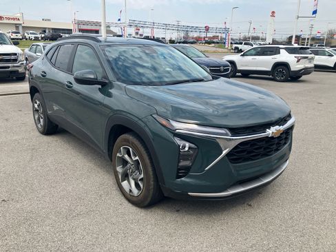 Used 2025 Chevrolet Trax LT image 1