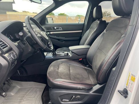 Used 2018 Ford Explorer XLT w/ Equipment Group 202A AWD/4WD image 9