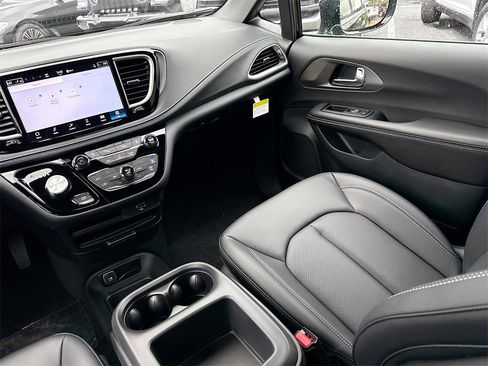 New 2026 Chrysler Pacifica Select image 25