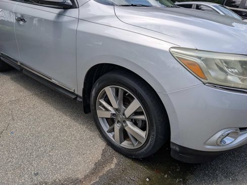Used 2015 Nissan Pathfinder Platinum FWD image 2