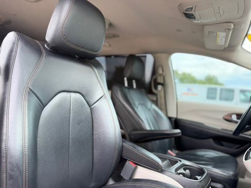Used 2018 Chrysler Pacifica Touring-L FWD image 19
