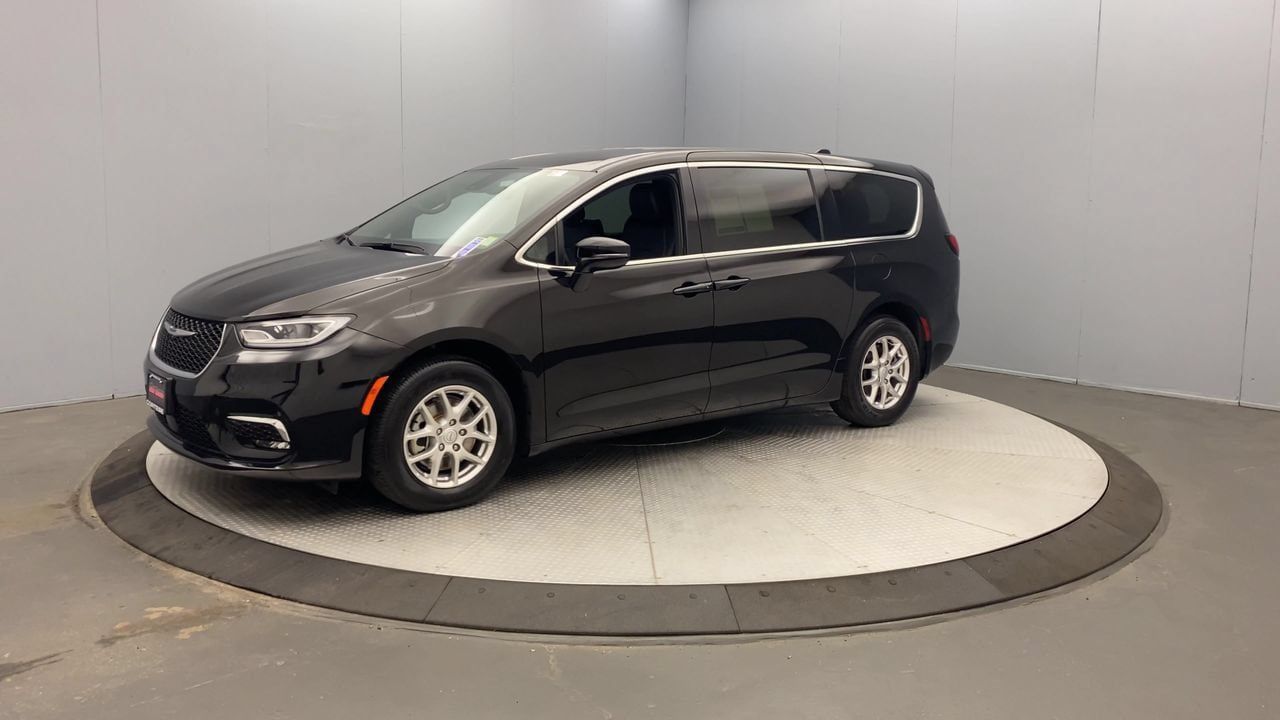 Used 2025 Chrysler Pacifica Select FWD image 9