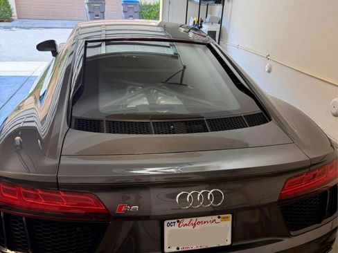 Used 2018 Audi R8 V10 w/ Premium Package image 2