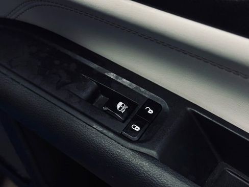 Used 2025 Jeep Compass Limited image 14