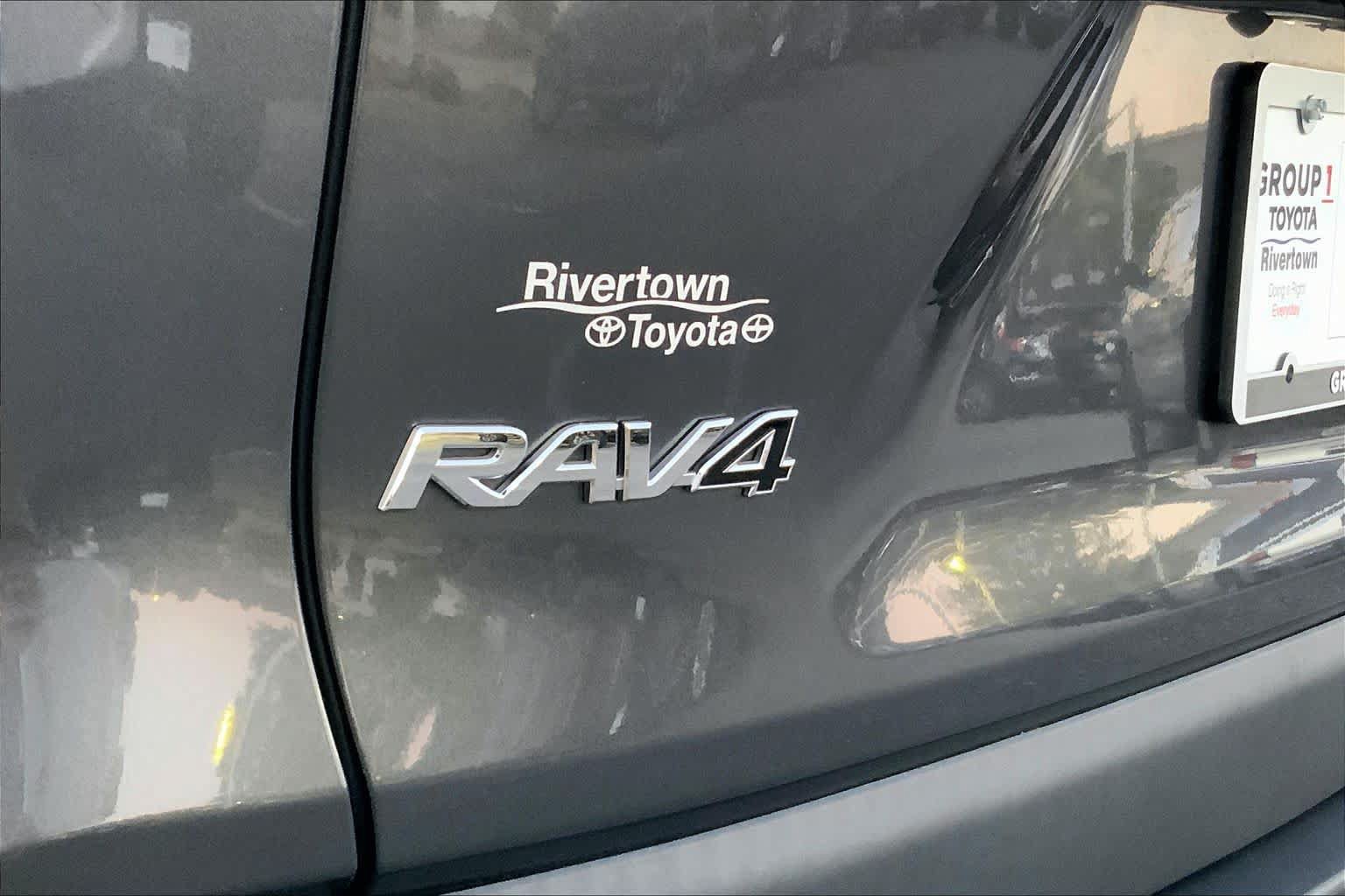 Used 2021 Toyota RAV4 XLE w/ Convenience Package FWD image 28