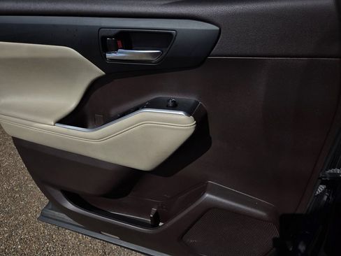Used 2022 Toyota Highlander XLE FWD image 18