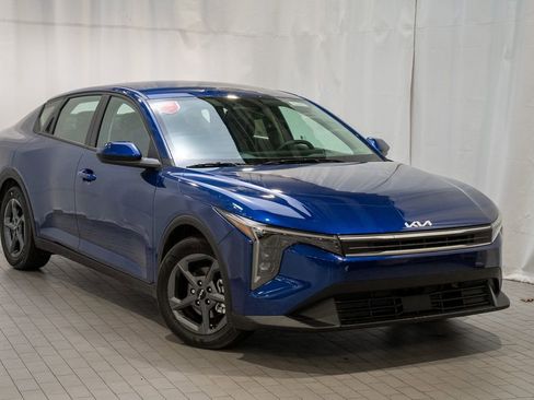 New 2025 Kia K4 LXS image 1
