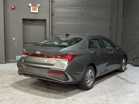 Used 2025 Hyundai Elantra Hybrid FWD image 4