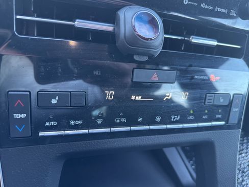 Used 2022 Toyota Avalon XLE w/ Moonroof Package image 9