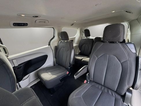 Used 2017 Chrysler Pacifica Touring FWD image 14