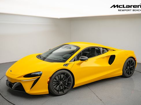 Used 2024 McLaren Artura image 11