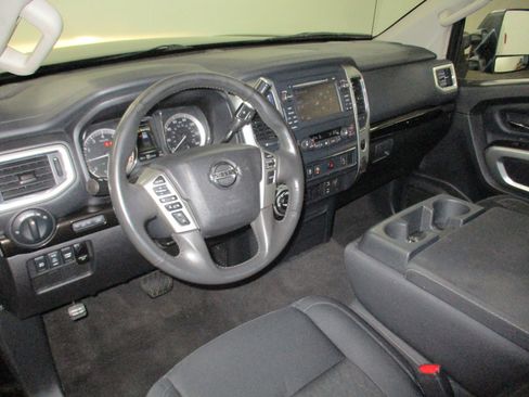 Used 2017 Nissan Titan SV image 16