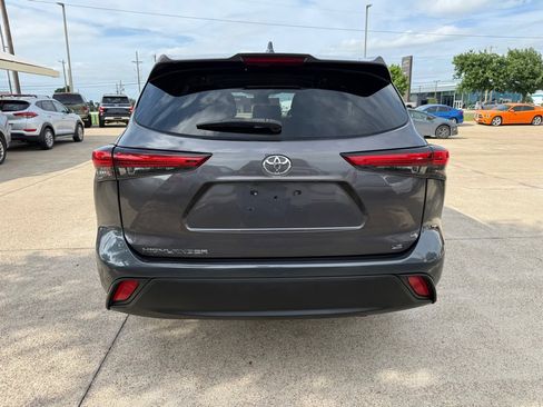 Used 2021 Toyota Highlander LE FWD image 6