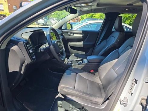 Used 2025 Volvo XC40 B5 Plus AWD/4WD image 5